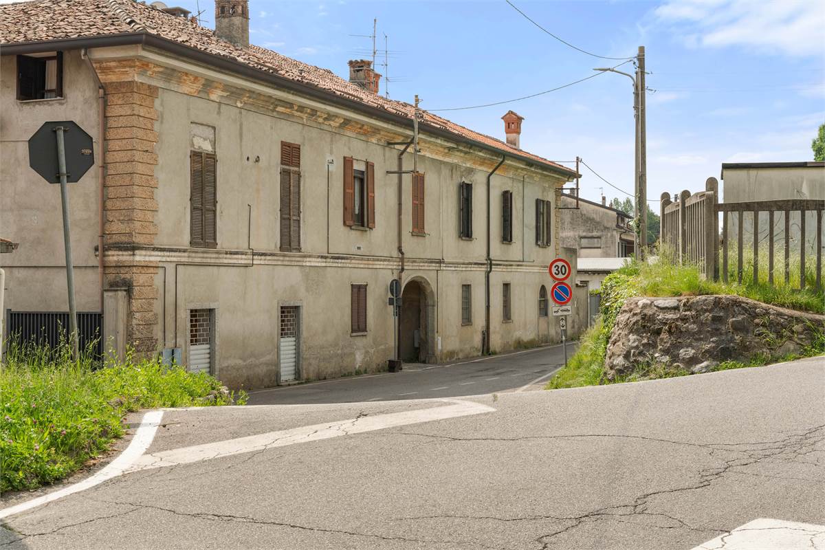 PORZIONE DI CASA CON GIARDINO