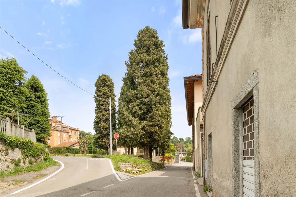 PORZIONE DI CASA CON GIARDINO