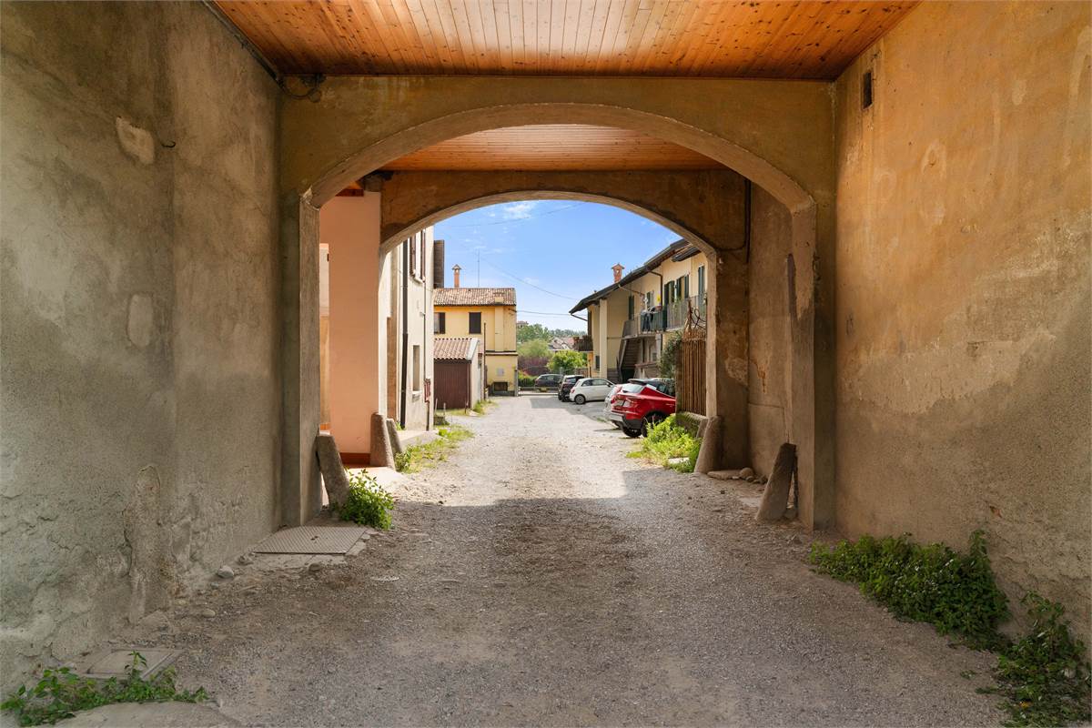 PORZIONE DI CASA CON GIARDINO