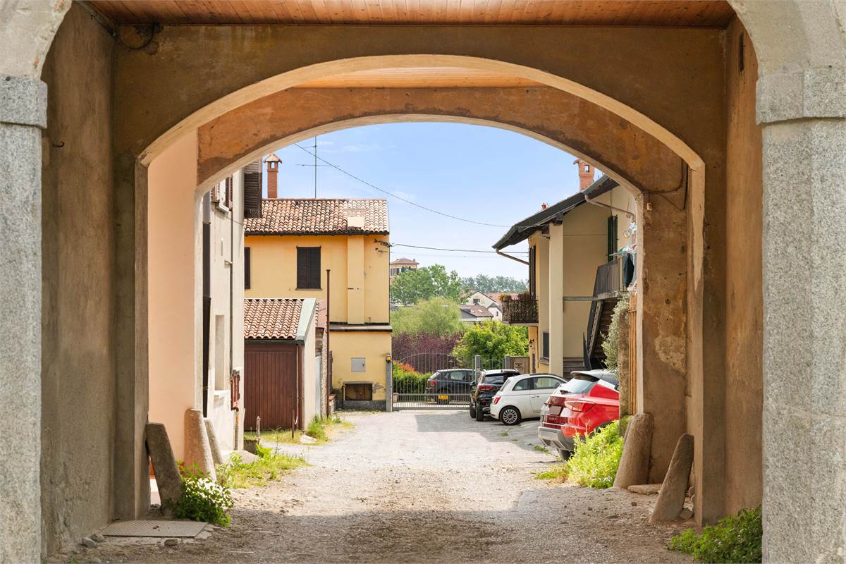 PORZIONE DI CASA CON GIARDINO
