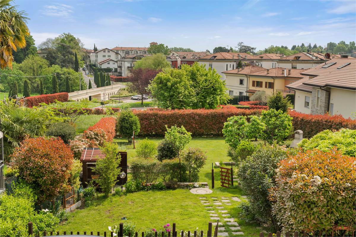 PORZIONE DI CASA CON GIARDINO
