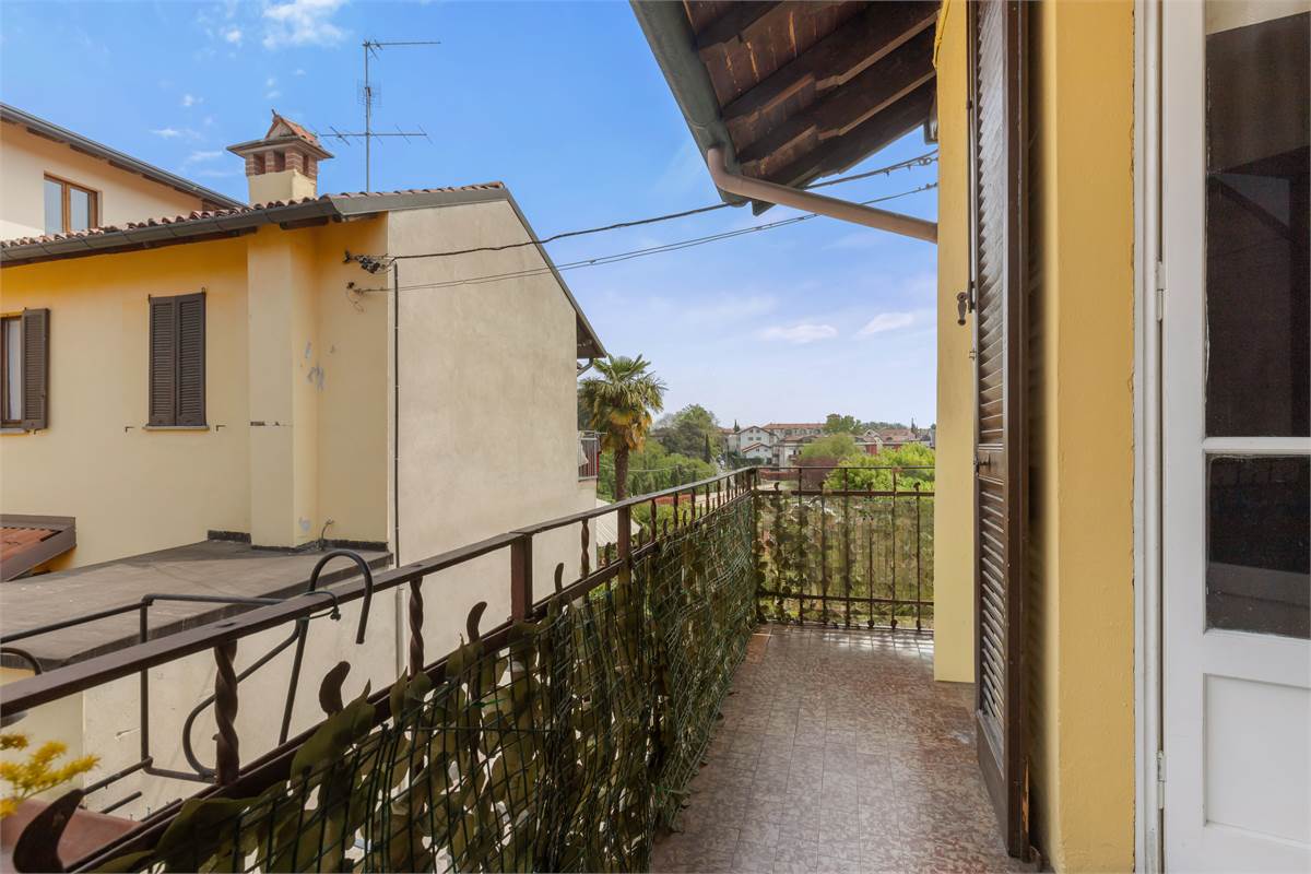 PORZIONE DI CASA CON GIARDINO