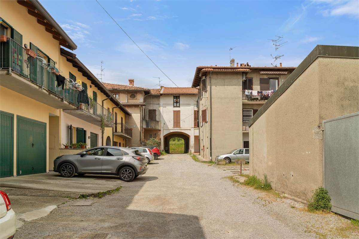 PORZIONE DI CASA CON GIARDINO