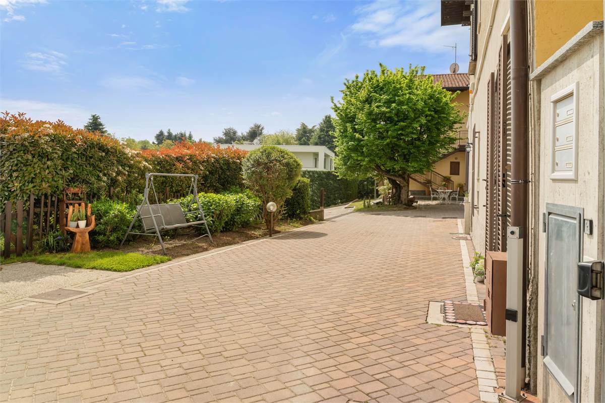 PORZIONE DI CASA CON GIARDINO