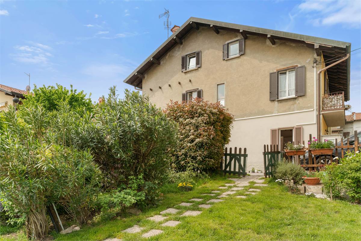 PORZIONE DI CASA CON GIARDINO