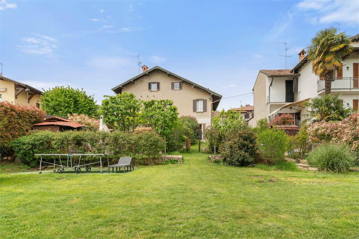 PORZIONE DI CASA CON GIARDINO