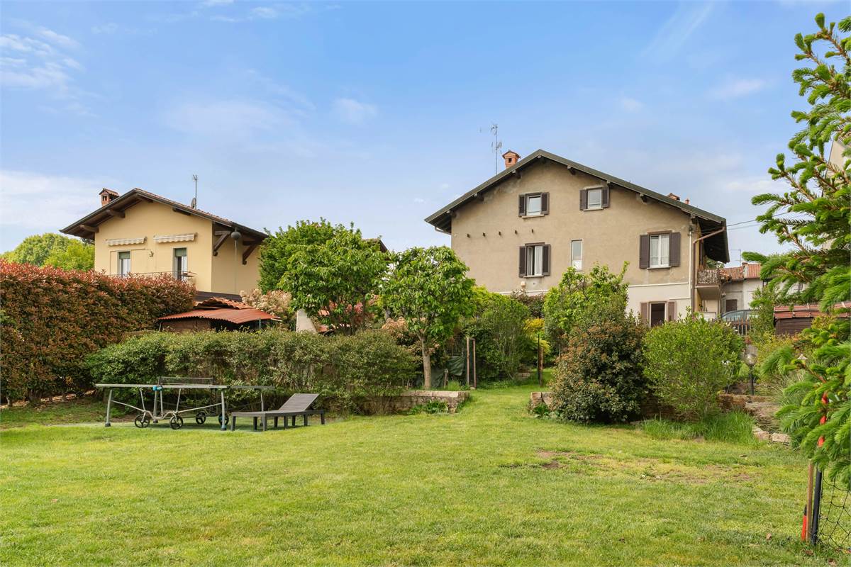 PORZIONE DI CASA CON GIARDINO