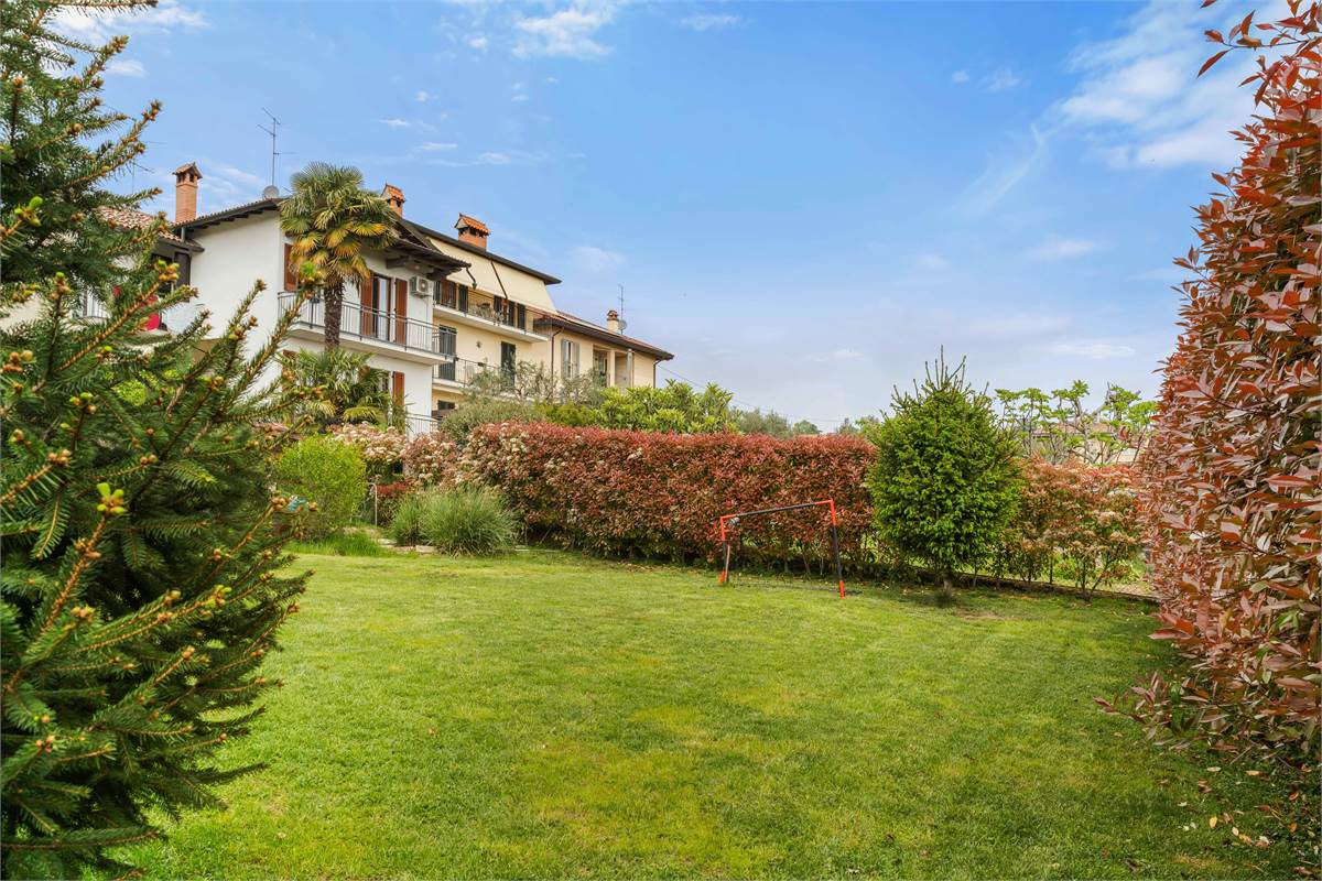 PORZIONE DI CASA CON GIARDINO