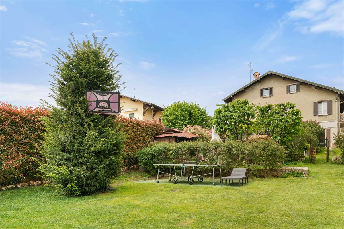 PORZIONE DI CASA CON GIARDINO