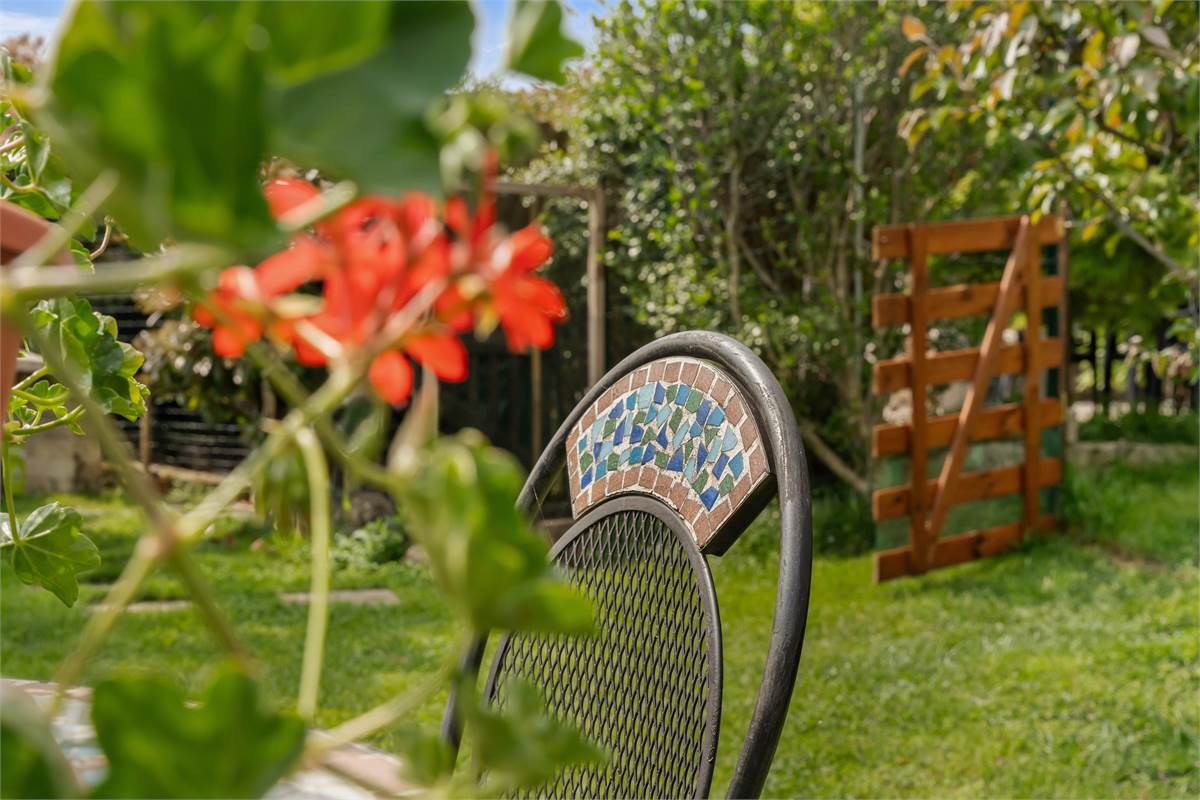 PORZIONE DI CASA CON GIARDINO