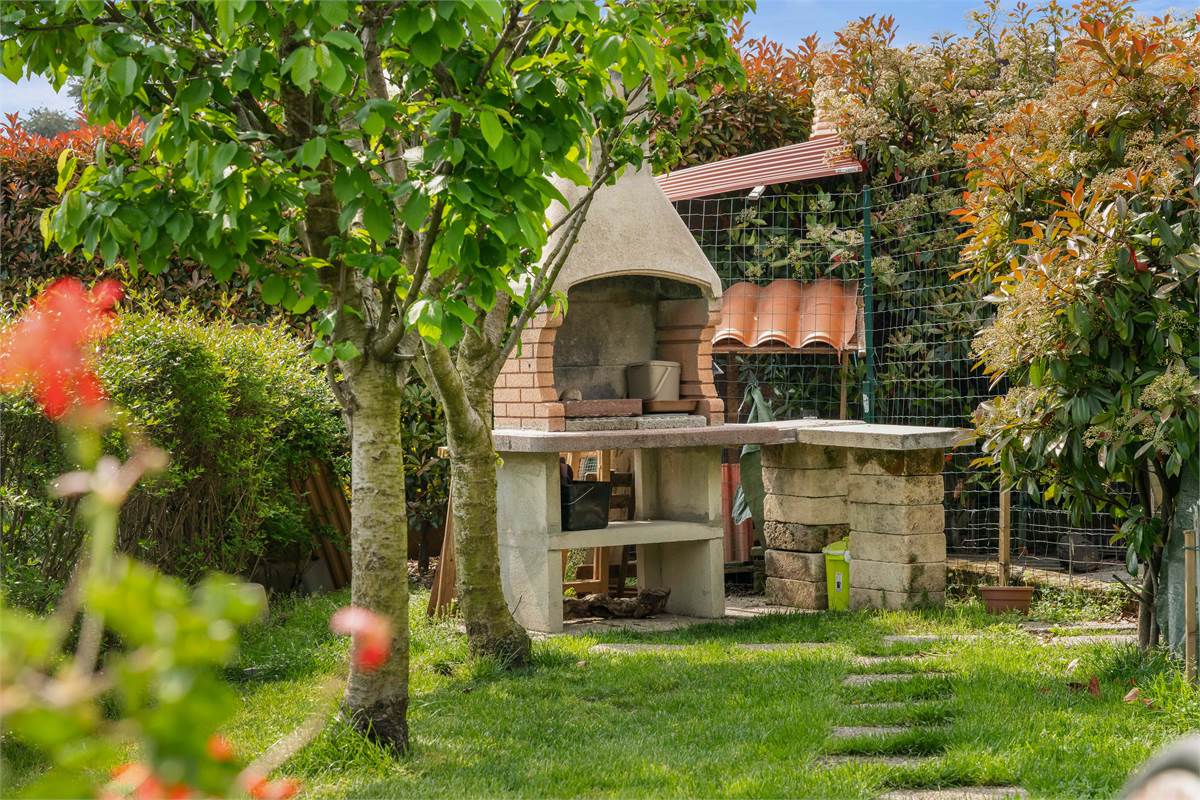 PORZIONE DI CASA CON GIARDINO