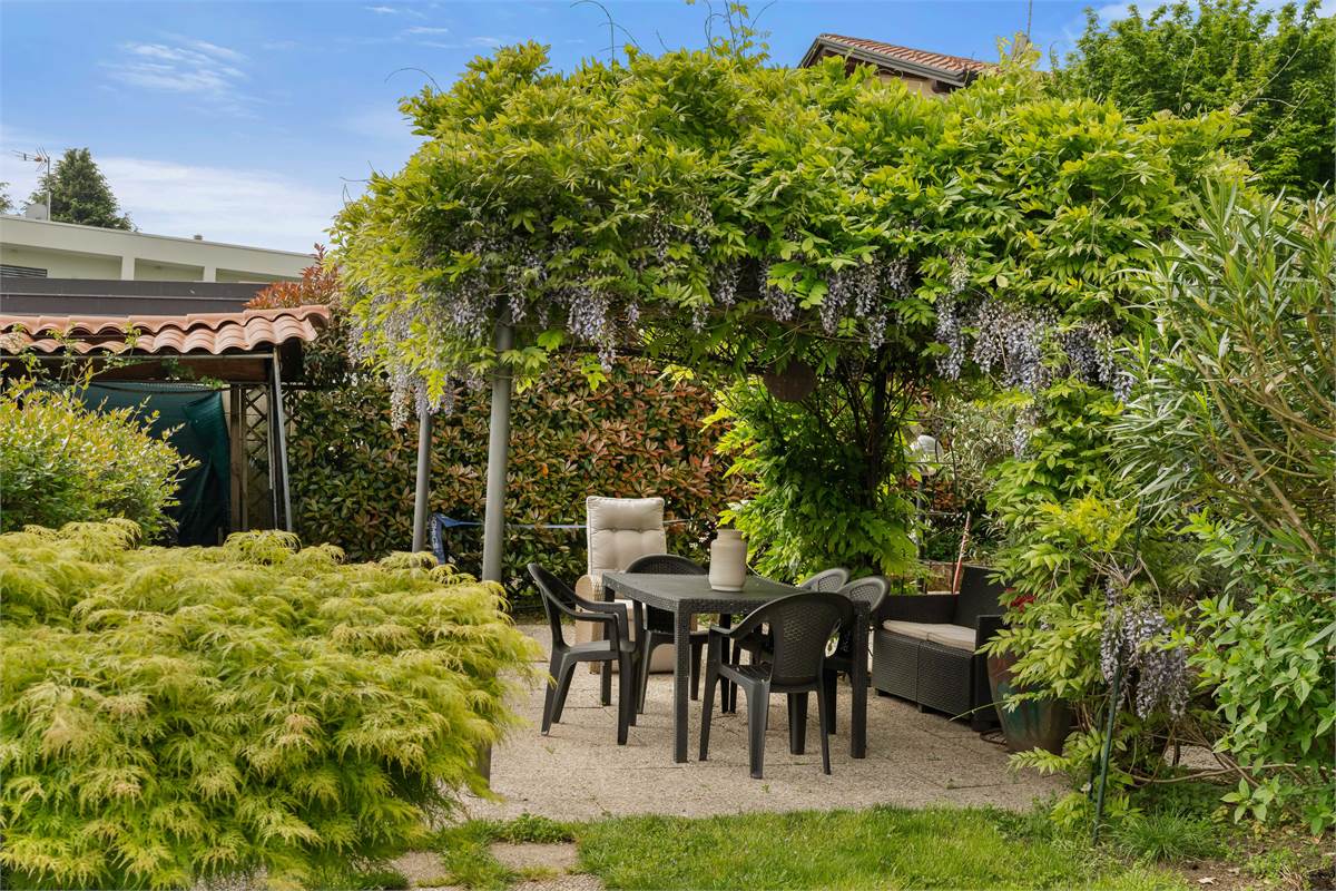 PORZIONE DI CASA CON GIARDINO