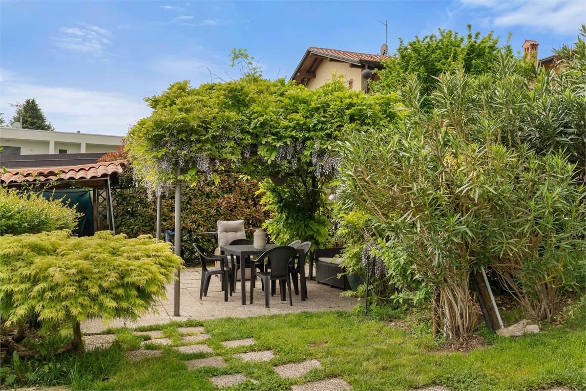 PORZIONE DI CASA CON GIARDINO