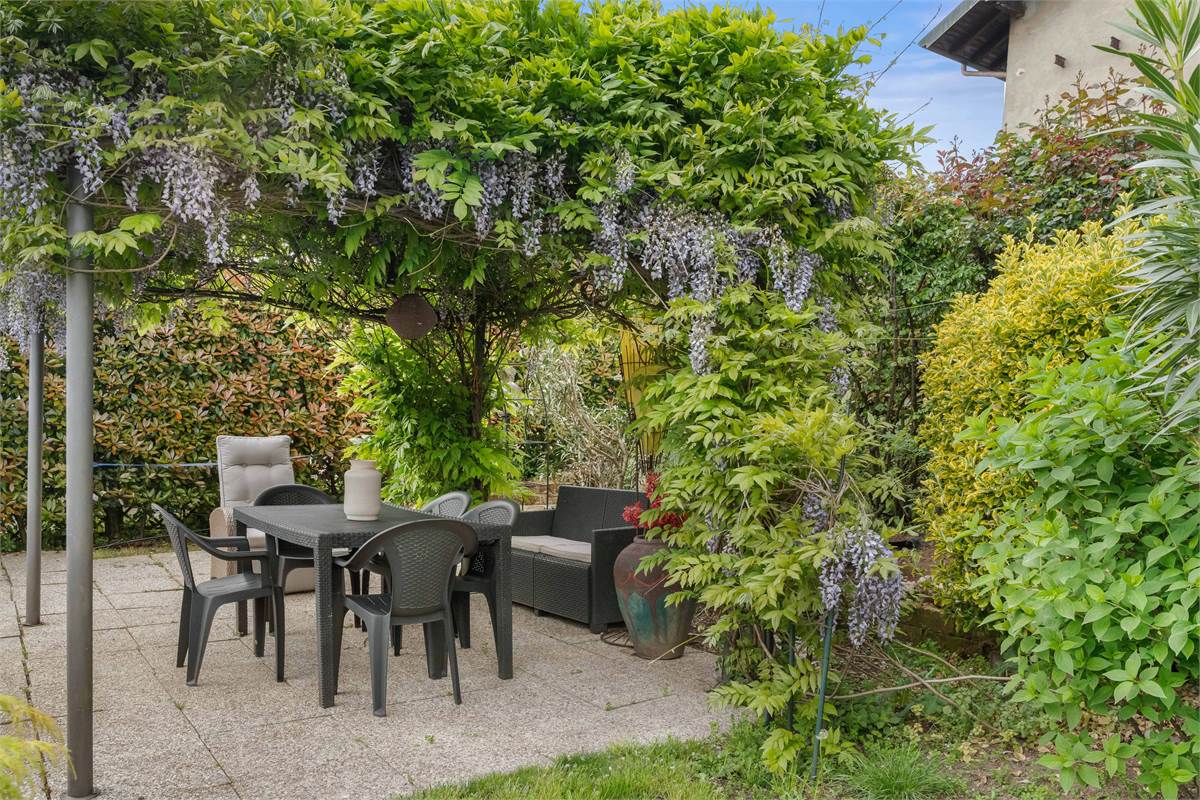 PORZIONE DI CASA CON GIARDINO