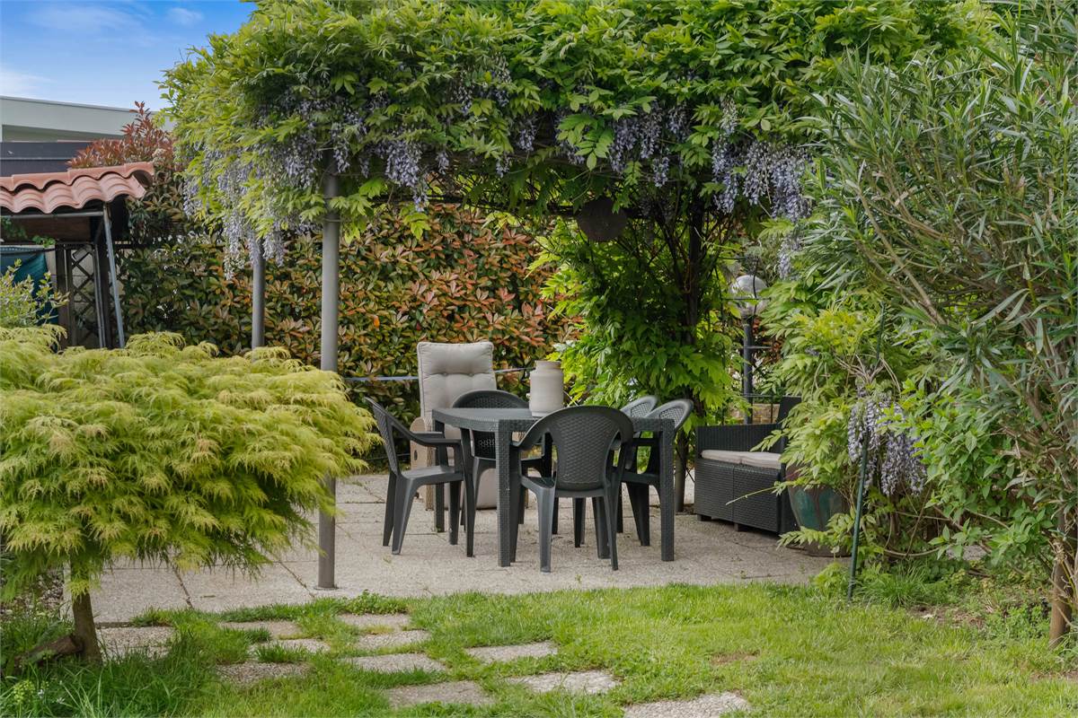 PORZIONE DI CASA CON GIARDINO