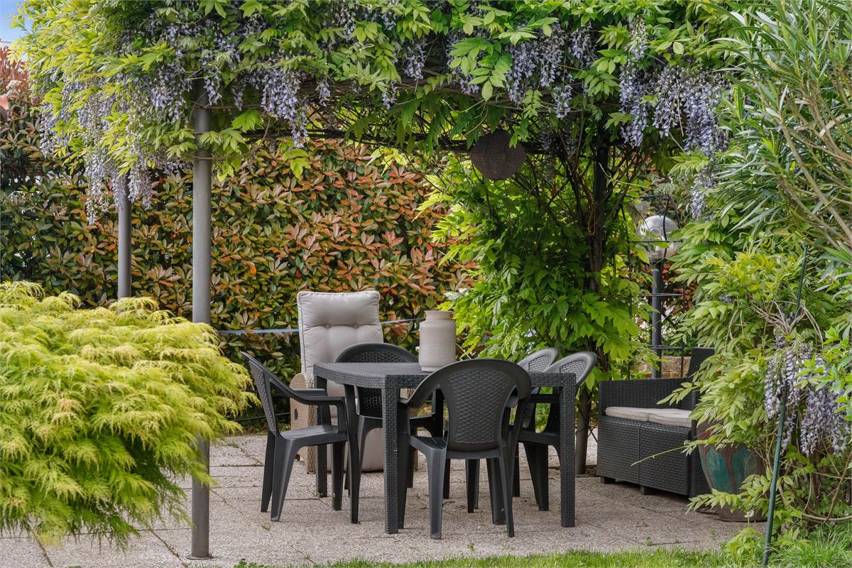 PORZIONE DI CASA CON GIARDINO