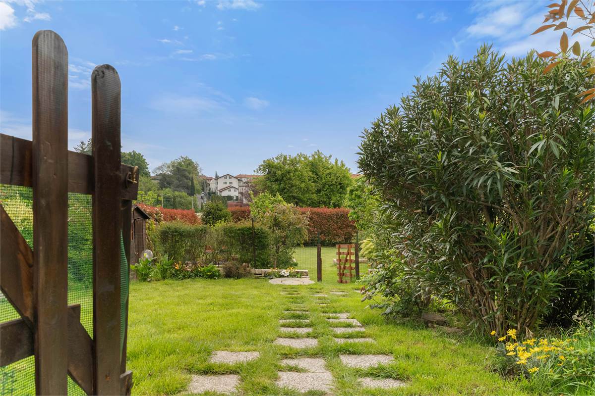 PORZIONE DI CASA CON GIARDINO