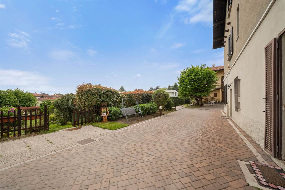 PORZIONE DI CASA CON GIARDINO