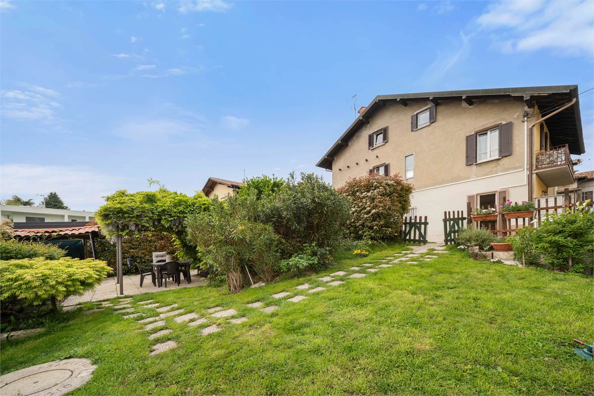 PORZIONE DI CASA CON GIARDINO