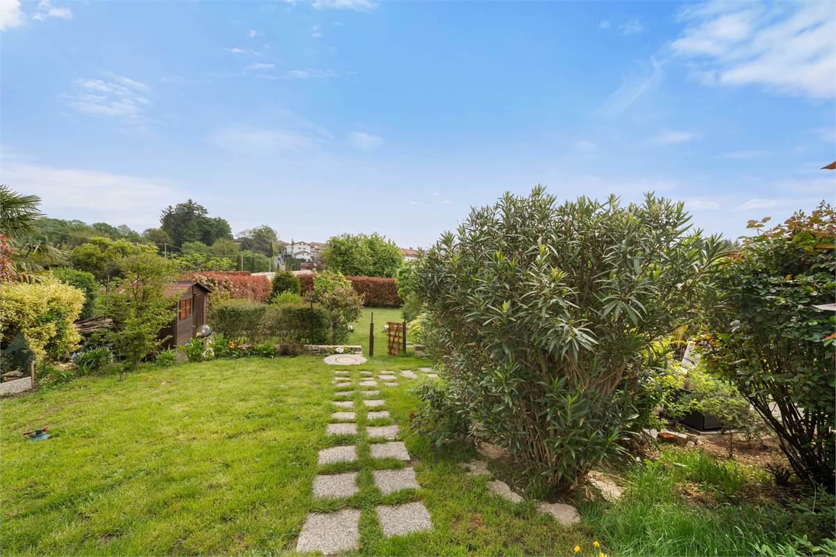 PORZIONE DI CASA CON GIARDINO