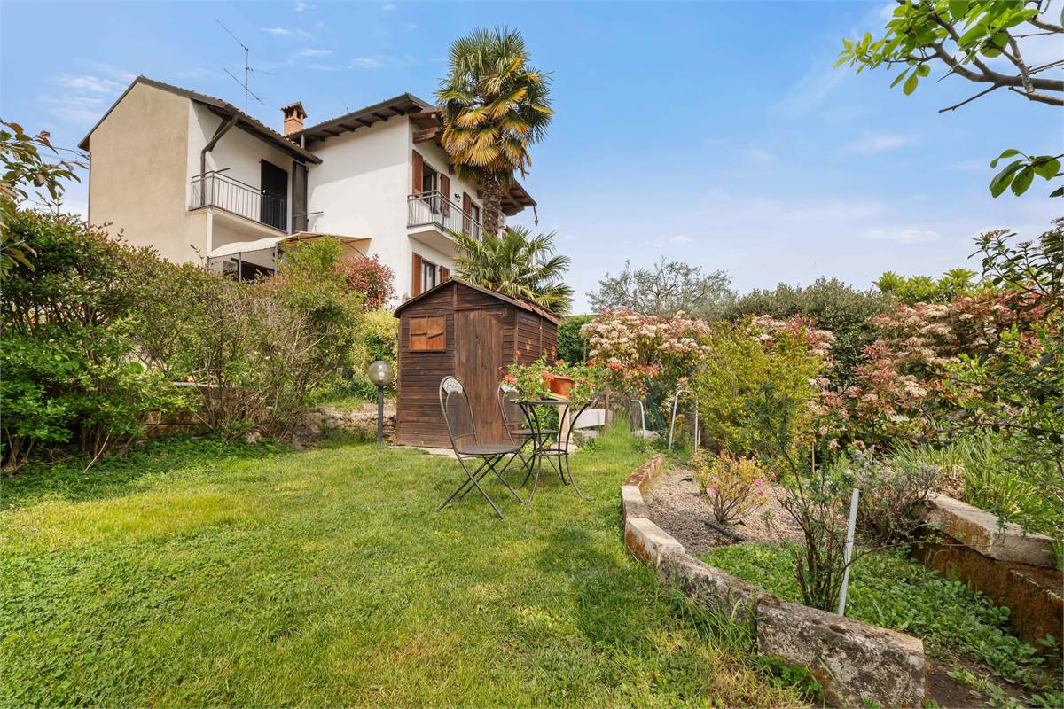 PORZIONE DI CASA CON GIARDINO