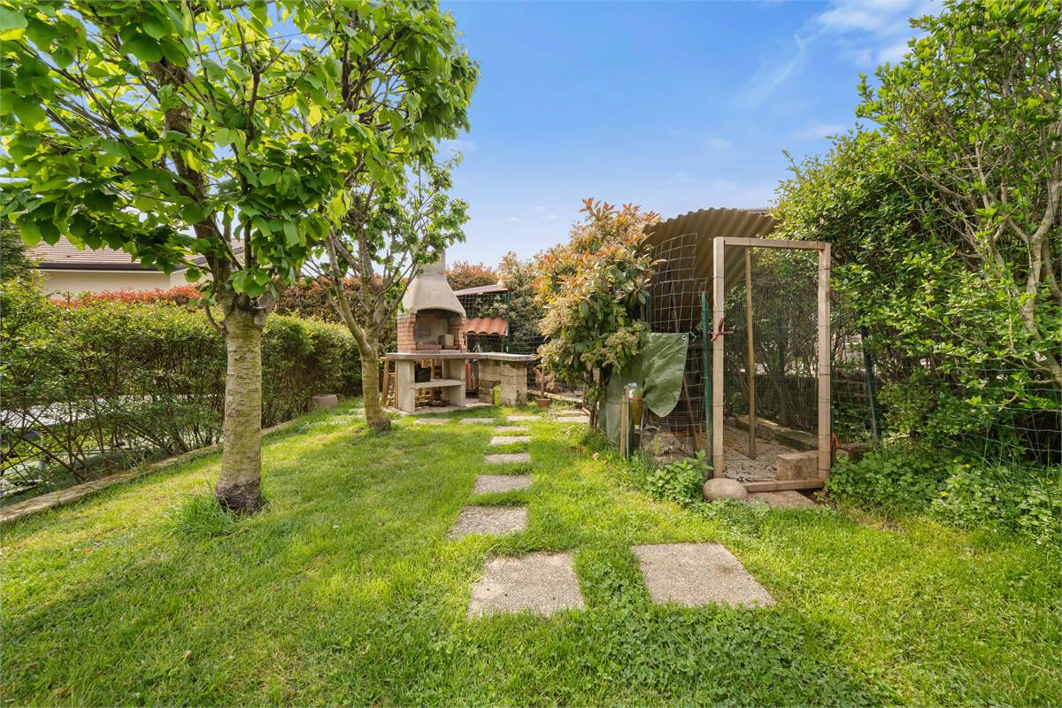 PORZIONE DI CASA CON GIARDINO