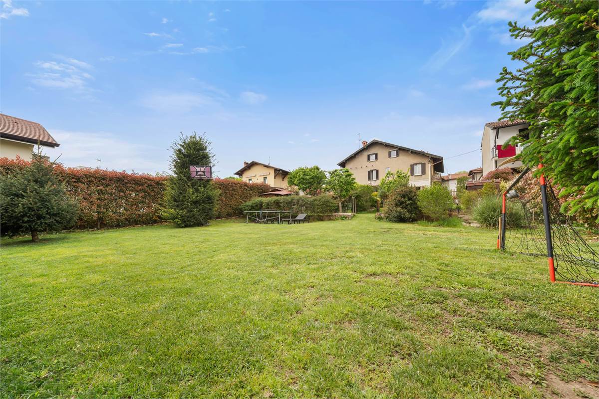 PORZIONE DI CASA CON GIARDINO