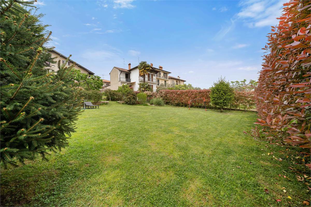 PORZIONE DI CASA CON GIARDINO