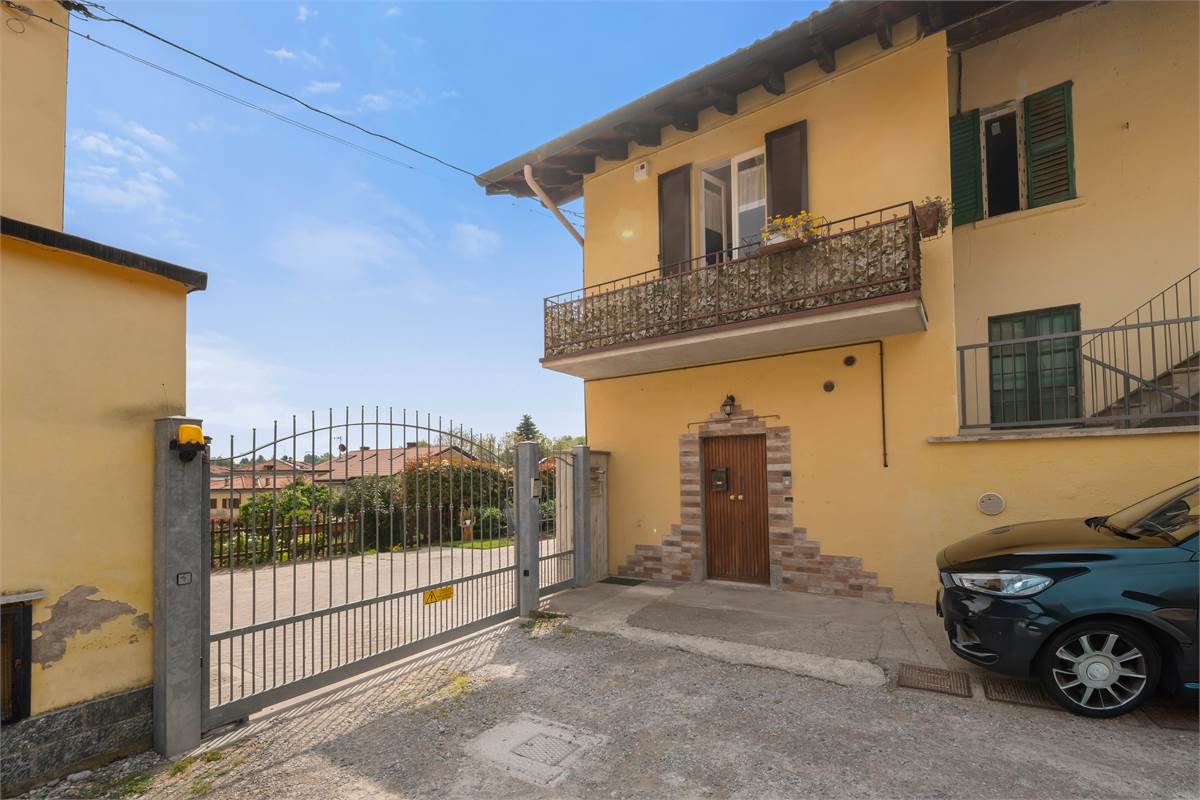 PORZIONE DI CASA CON GIARDINO