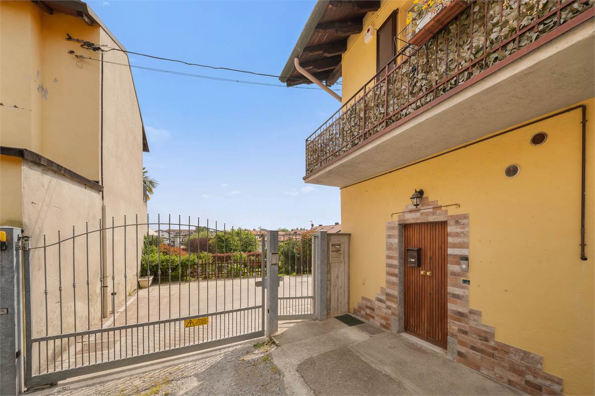 PORZIONE DI CASA CON GIARDINO