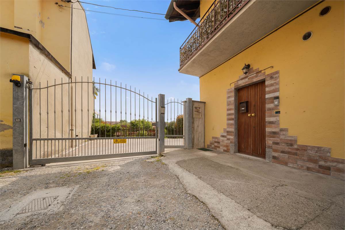 PORZIONE DI CASA CON GIARDINO