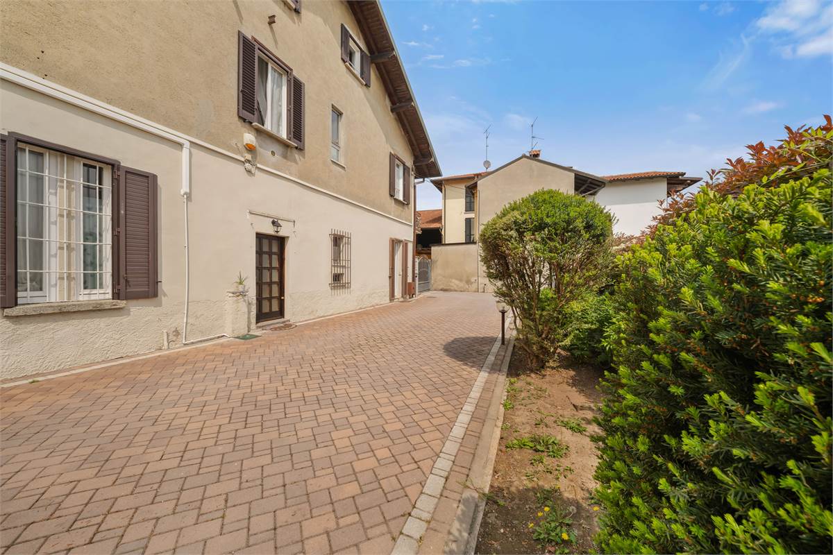 PORZIONE DI CASA CON GIARDINO