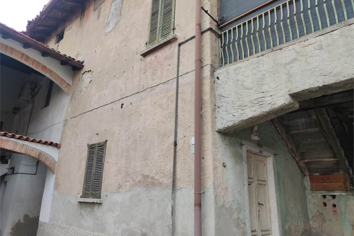 APPARTAMENTO DA RISTRUTTURARE  IN CORTE 