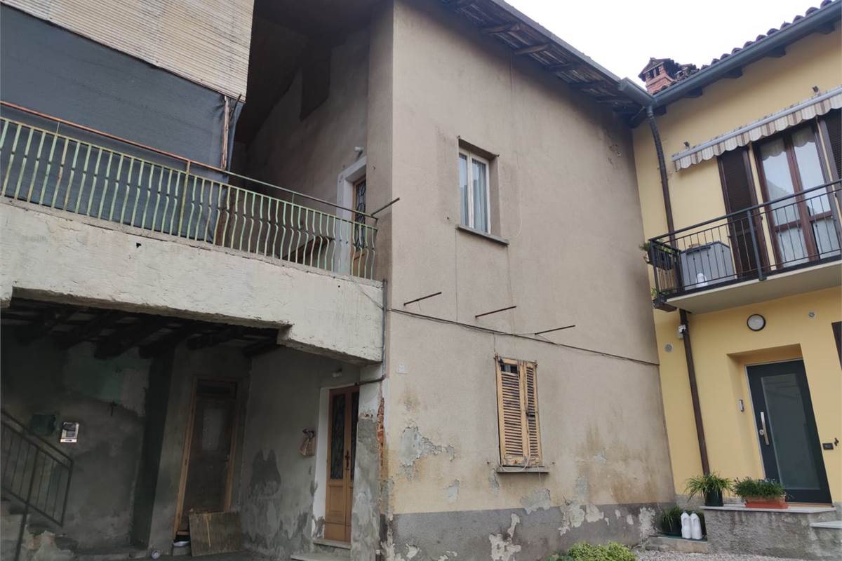 APPARTAMENTO DA RISTRUTTURARE  IN CORTE 