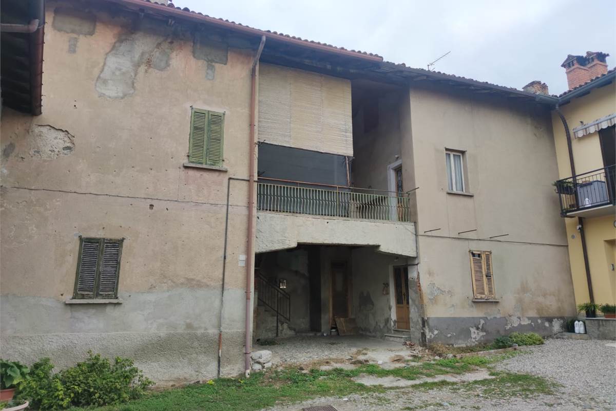 APPARTAMENTO DA RISTRUTTURARE  IN CORTE 