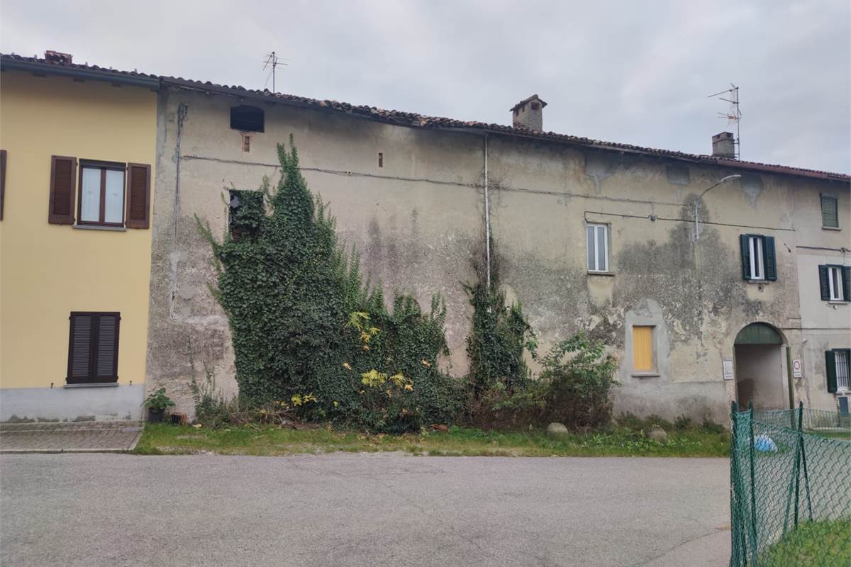 APPARTAMENTO DA RISTRUTTURARE  IN CORTE 