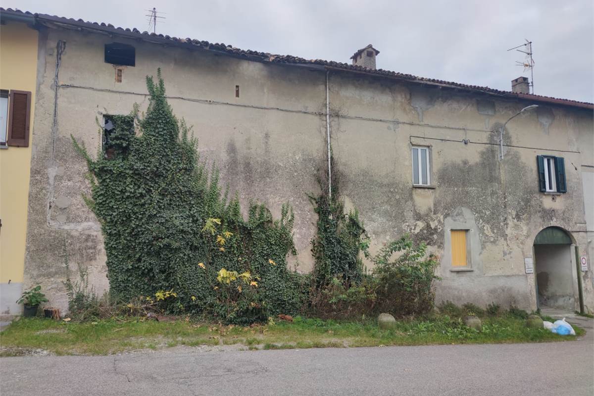 APPARTAMENTO DA RISTRUTTURARE  IN CORTE 
