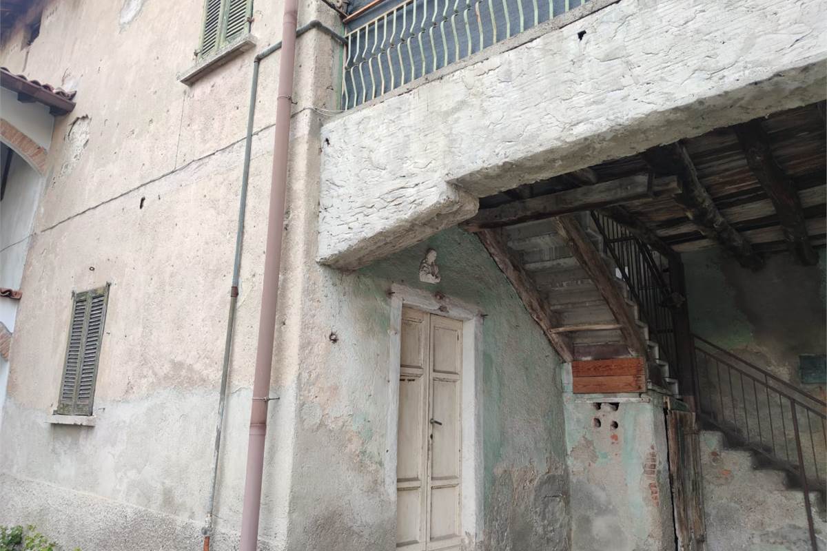 APPARTAMENTO DA RISTRUTTURARE  IN CORTE 