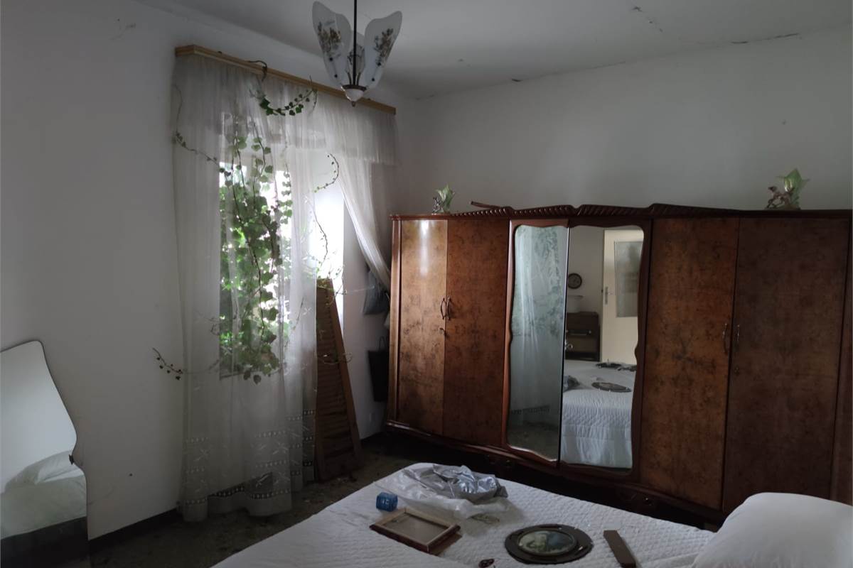 APPARTAMENTO DA RISTRUTTURARE  IN CORTE 