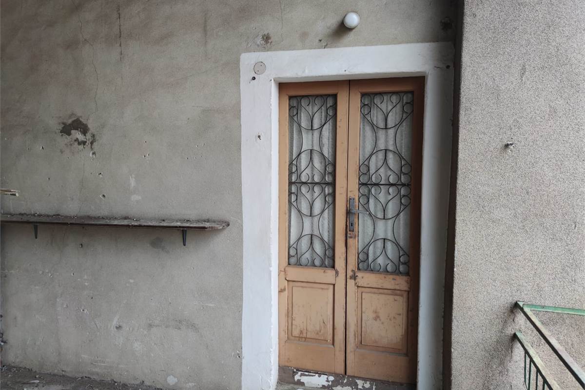 APPARTAMENTO DA RISTRUTTURARE  IN CORTE 