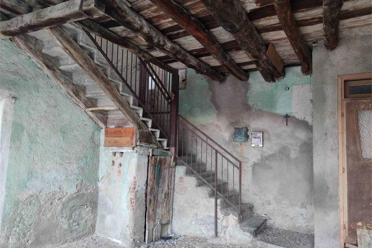 APPARTAMENTO DA RISTRUTTURARE  IN CORTE 