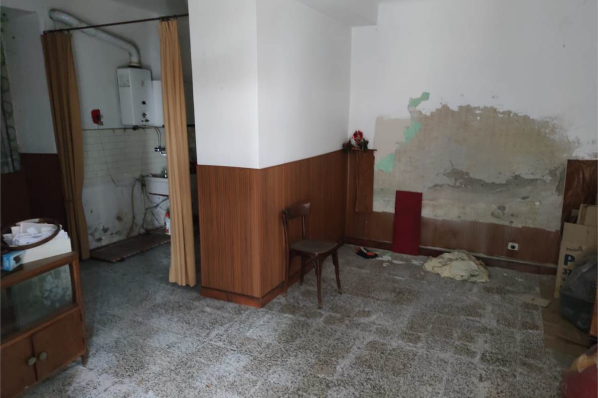 APPARTAMENTO DA RISTRUTTURARE  IN CORTE 
