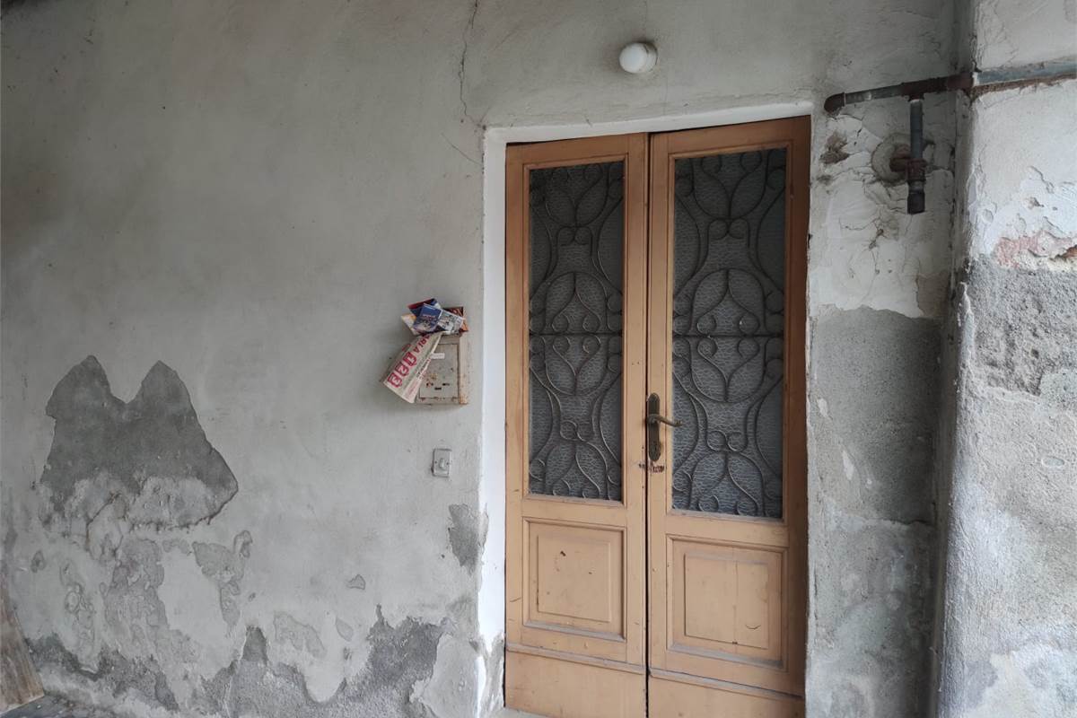 APPARTAMENTO DA RISTRUTTURARE  IN CORTE 