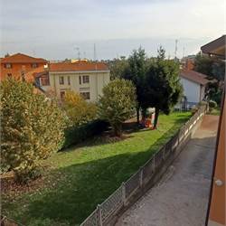 BILOCALE IN CORTE RISTRUTTURATO CON BOX