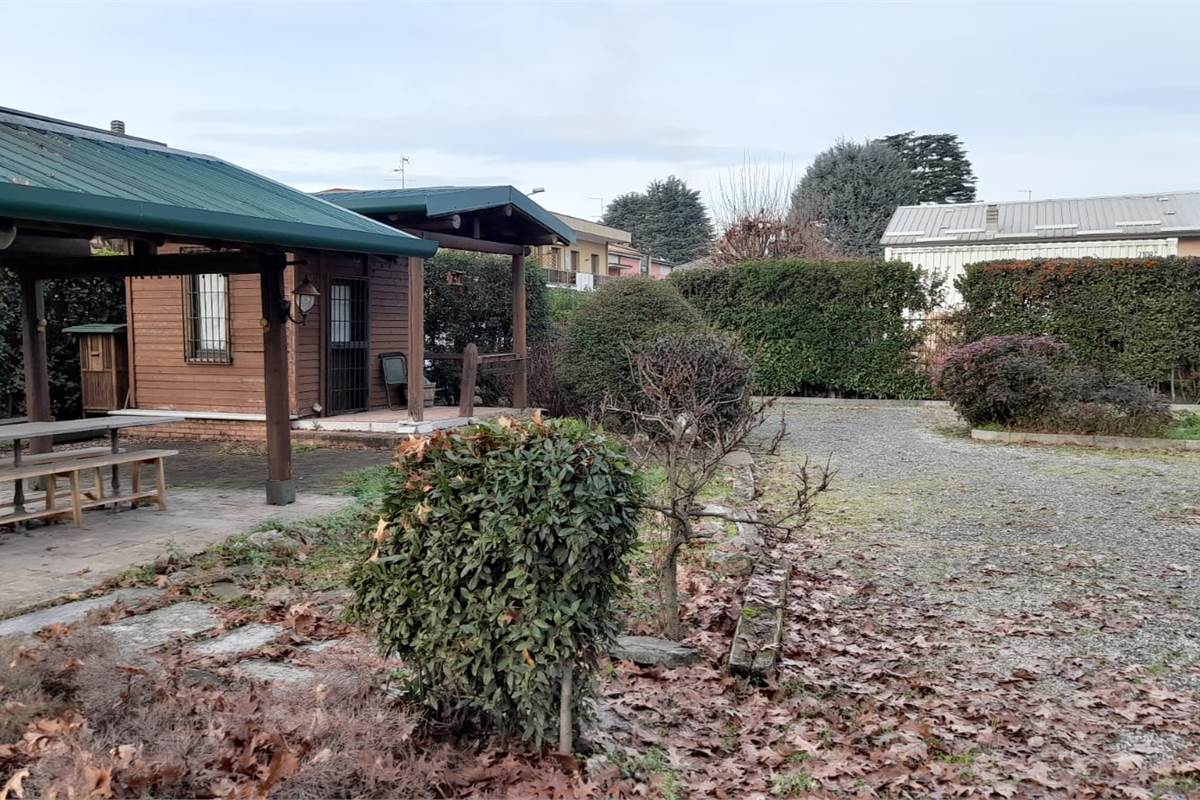 CARUGO vendiamo VILLA CON TERRENO