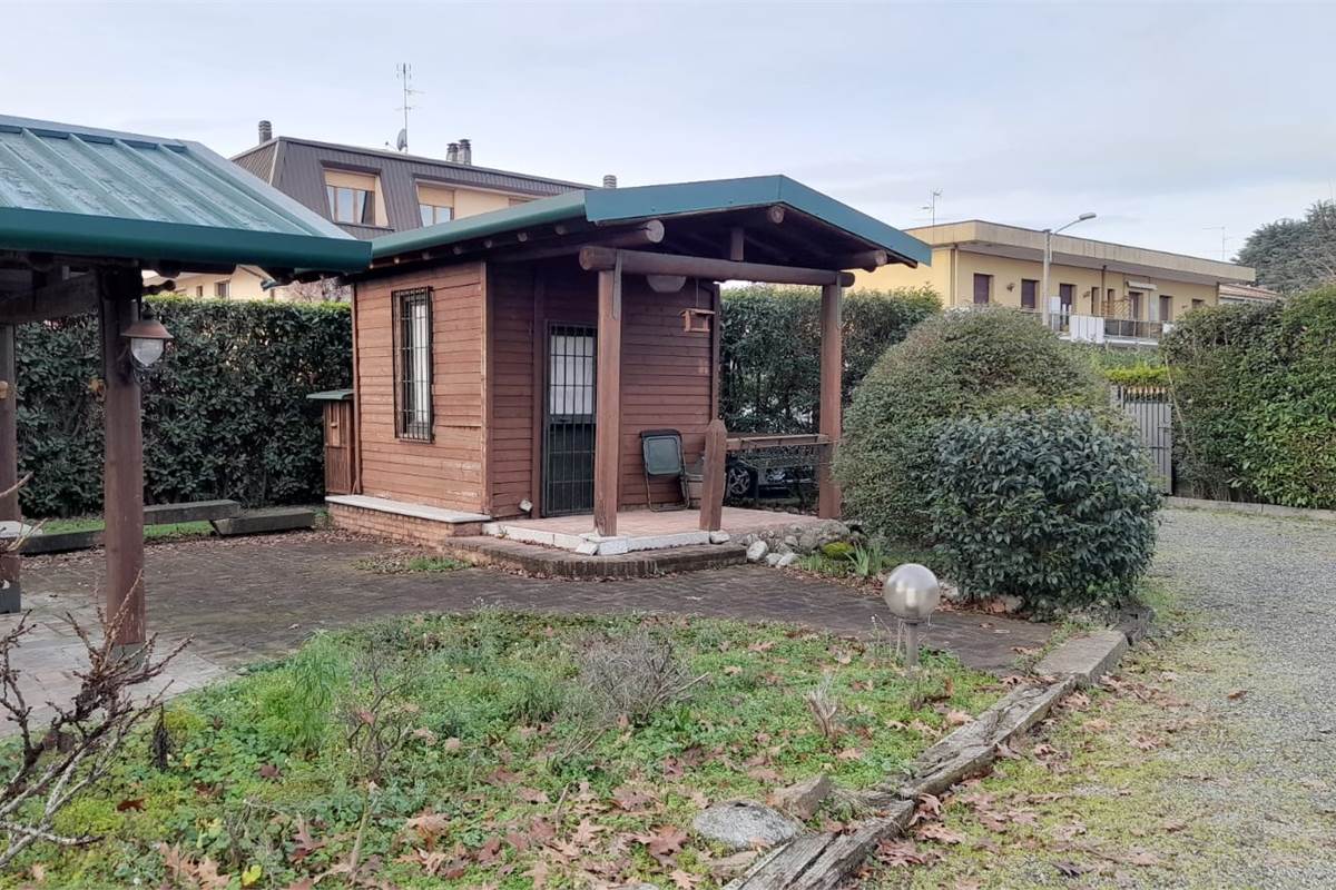 CARUGO vendiamo VILLA CON TERRENO