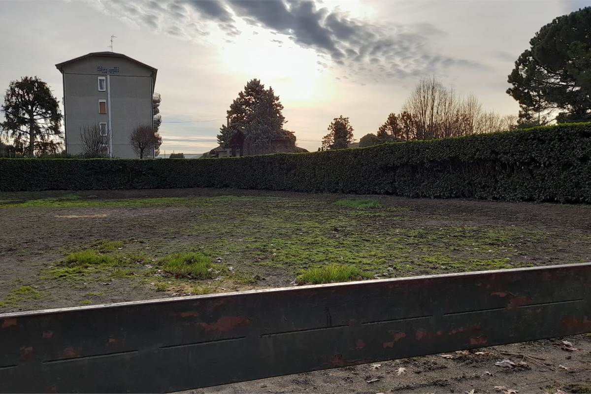 CARUGO vendiamo VILLA CON TERRENO