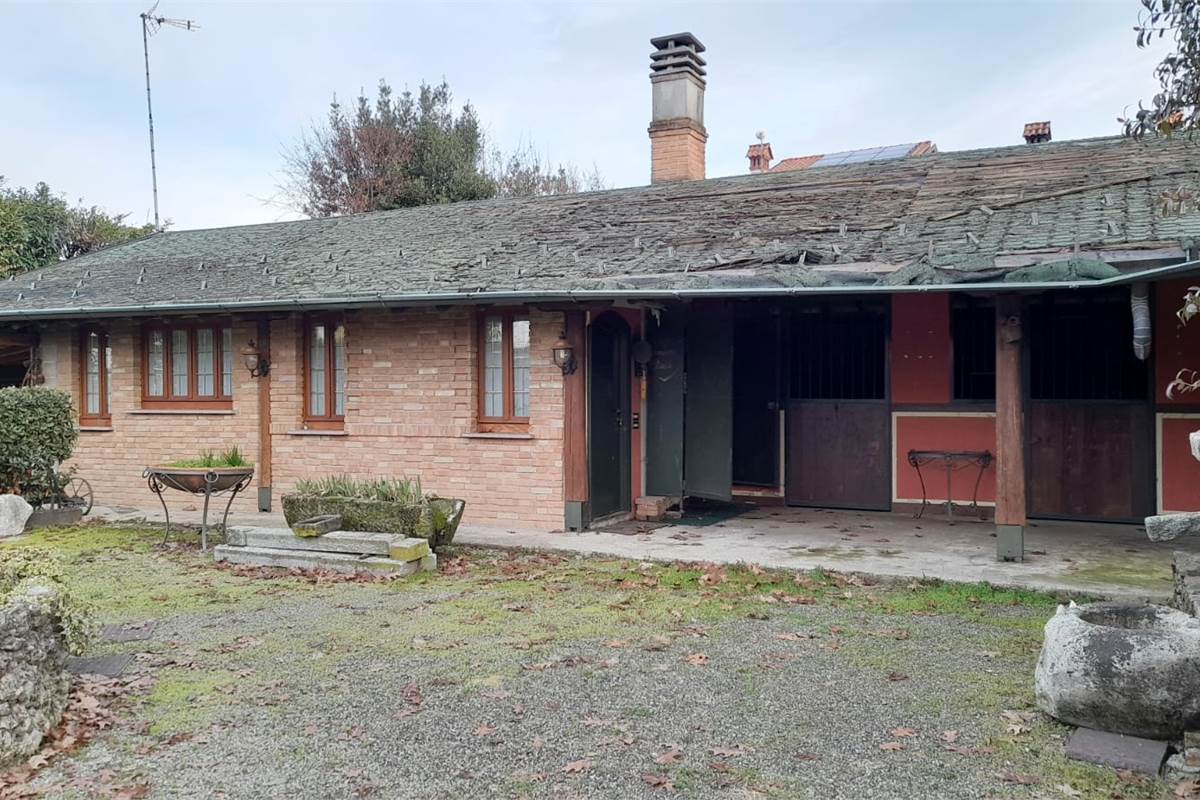 CARUGO vendiamo VILLA CON TERRENO