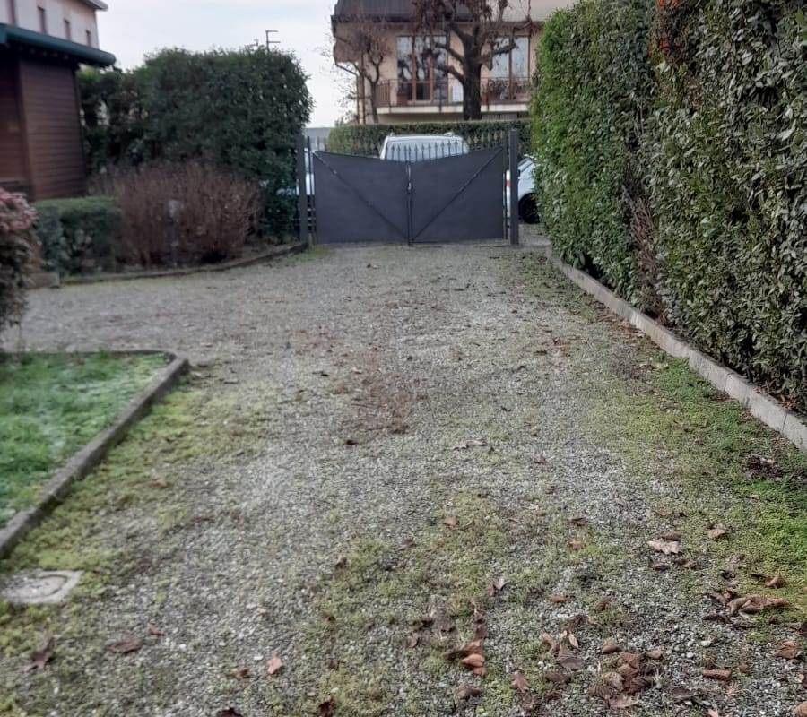 CARUGO vendiamo VILLA CON TERRENO