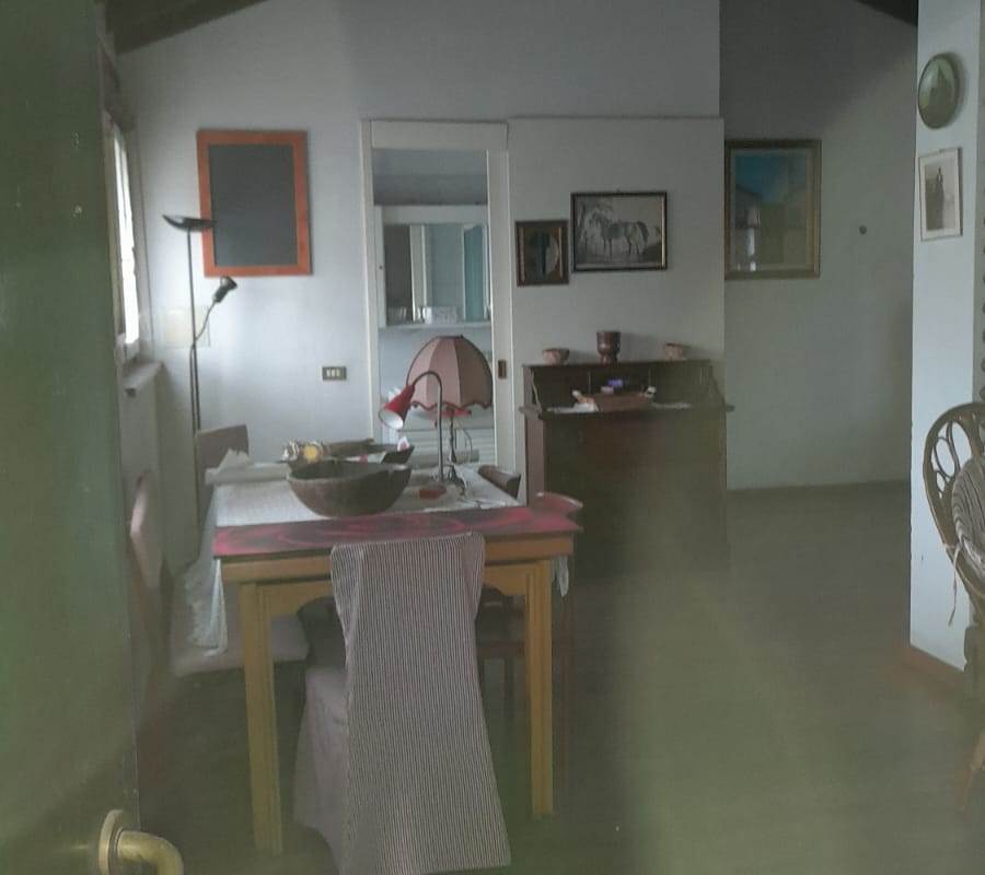 CARUGO vendiamo VILLA CON TERRENO